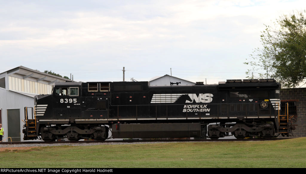 NS 8395 runs the wye at Glenwood Yard